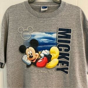Disney Mickey Mouse Graphic T-Shirt  Size Large Short Sleeve Gray.